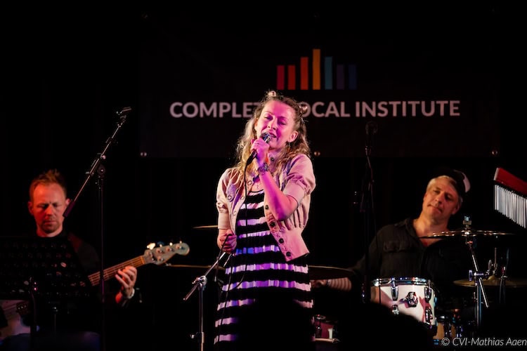 Vocal coach Hana Gebauerová sings